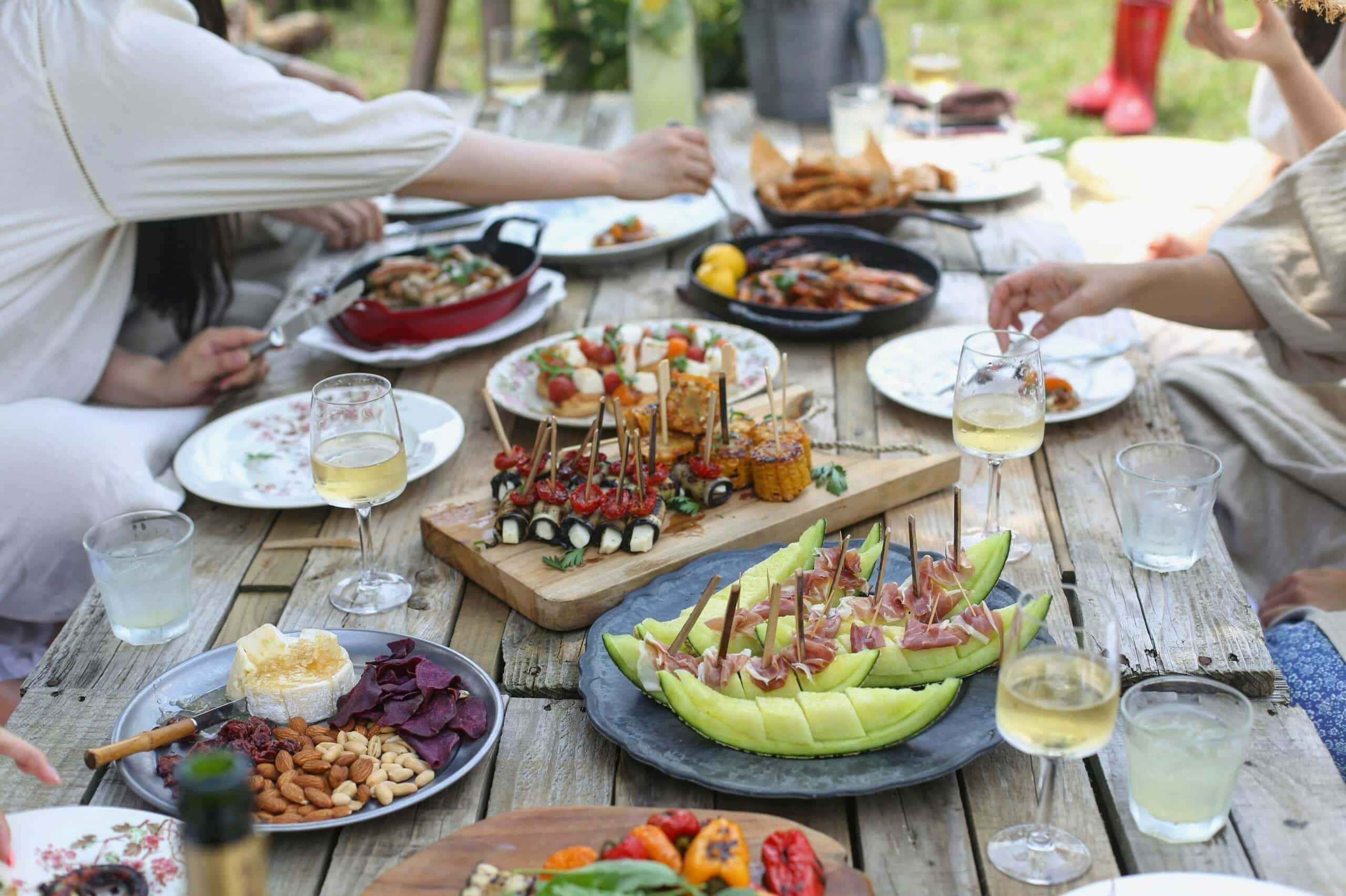 Repas Locaux Image illustrant un événement professionnel à l'Espace de l'Ouest Lyonnais, incluant des conférences, séminaires, et congrès. Les espaces modulables, tels que l'amphithéâtre et les salles de réunion, sont équipés de prestations complémentaires et de solutions techniques avancées, parfaits pour organiser divers évènements professionnels et assurer leur succès.